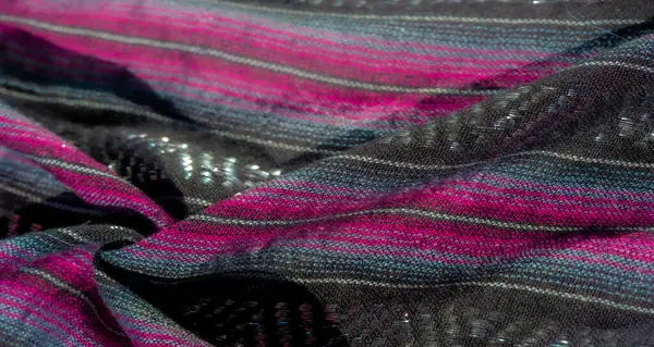 Siyah, mor ve mavi kumaştan oluşan iç içe geçmiş çizgileri bulanıklaştırın. Zengin dokular ve metalik iplikler derinlik ve zarafet ekler, tekstil ilhamı veya moda tasarımları için mükemmeldir..