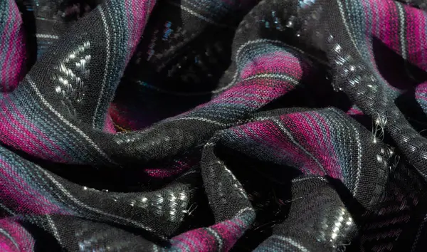 Pembe ve mor çizgili siyah kumaş bulanık, parlak iplikler ve karmaşık desenlerle vurgulanmış, hareket ve lüks hissi eklenmiş..