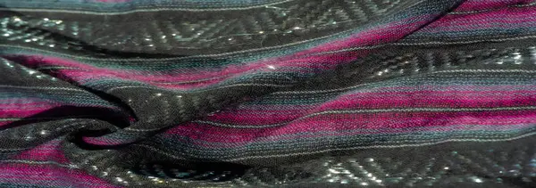 Siyah, mor ve mavi kumaştan oluşan iç içe geçmiş çizgileri bulanıklaştırın. Zengin dokular ve metalik iplikler derinlik ve zarafet ekler, tekstil ilhamı veya moda tasarımları için mükemmeldir..