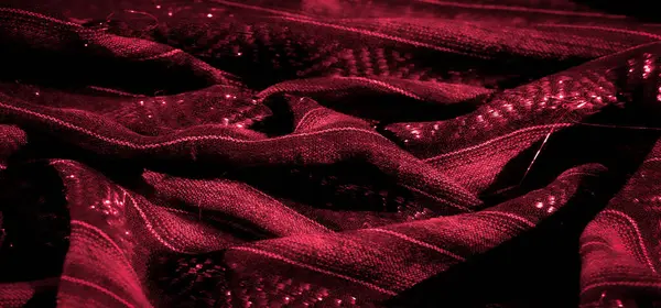 Görüntü, parlak ve karmaşık desenleri olan kırmızı bir kumaşın detaylı görüntüsünü verdi. Akan çizgiler ve yansıtıcı yüzey, tekstilin zenginliğini ve derinliğini arttırır. Moda için mükemmeldir.