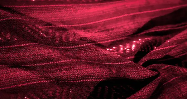 Parlak dokuma detaylarıyla yumuşak kıvrımlara sarılı kırmızı desenli bulanık kumaş. Parlak röfleler ve derin renkler bu kumaşa zarif ve sofistike bir görünüm verir..