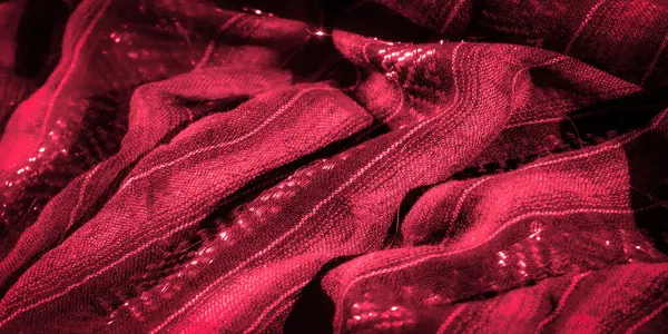 Yüzeyde zarif bir dalga benzeri akış oluşturan kıpkırmızı, dokulu, parlak desenli zengin bir kumaş. Yansıtıcı doğa derinlik ekler, karmaşık ayrıntıları vurgular.