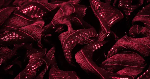 Şatafatlı kırmızı kumaş, koyu dokular ve parlak röfleler. Dinamik kıvrımlar ve parıldayan elementler moda veya ev dekorasyonu için görsel olarak çarpıcı ve zarif bir tasarım yaratır..