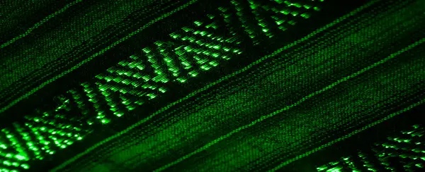 Bulanık, yeşil kumaş parlayan bir parıltıyla soyut desenlere sahip, görsel olarak büyüleyici bir doku yaratıyor. İç içe geçmiş kumaş ve ışık yansımaları sanatsal ve modern bir his uyandırıyor..