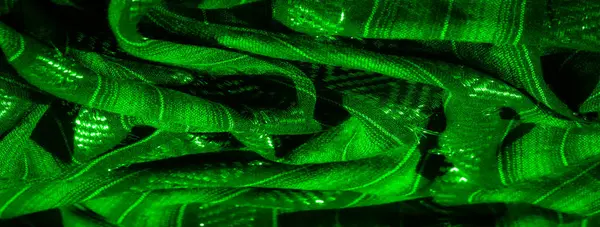 Parlak, parıldayan desenlerle aydınlatılmış karmaşık biçimde örülmüş yeşil kumaşı bulanıklaştır. Soyut doku, parlak iplikleri ve zengin dokularıyla neredeyse ruhani bir atmosfer yaratıyor..