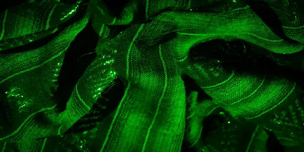 Dokuma kumaşının ve parıldayan desenlerin etkileşimini bulanıklaştırarak, kumaşın dokusunu ve parlak detayları vurguluyor. Soyut düzenleme ışıldayan liflerle dinamik dokuya hayat veriyor..