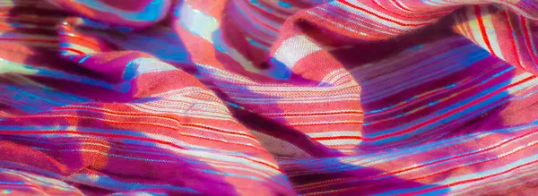 Metalik gümüş ve kırmızı çizgili kestane rengi kumaşın bulanık görüntüsü ışığı güzel yansıtan ince kıvrımlar oluşturuyor. Parlak dokusu ve karmaşık desenleri onu mükemmel bir seçim yapıyor.