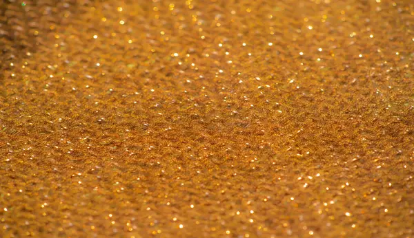 Parlak desenli ışıldayan kumaşın detaylı görüntüsü, yumuşak ışıkla güçlendirilmiş zengin dokusu, zarafet ve sofistike bir his yaratıyor..