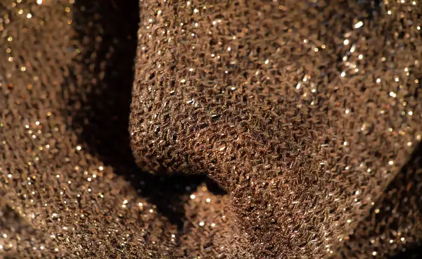 Karanlığın bulanık, ışıl ışıl bir kumaş. Pürüzsüz bir dokusu var. Işığı yakalıyor ve ışıl ışıl efektler yapıyor. Dokuma lifleri, tekstile derinlik ve lüks bir his katıyor..