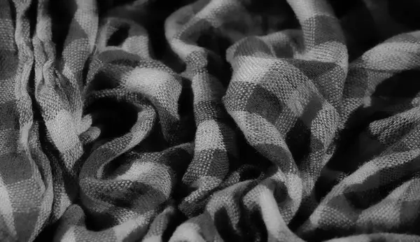 Gri tonda ince dokunmuş kumaş bulanıklığı, yumuşak, narin kıvrımlar ve pürüzsüz dokularla. Karmaşık desen, kumaş dokumasındaki aydınlık ve karanlığın ince etkileşimini vurgular..