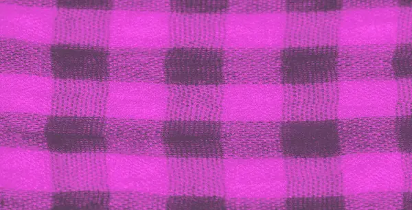 Karmaşık dokuma detaylarıyla bulanık pembe ve siyah kareli kumaş nazikçe katlanarak yumuşak, akışkan bir doku oluşturur. Işık ve gölgenin etkileşimi onun dokunsal ve dinamik kalitesini arttırır..