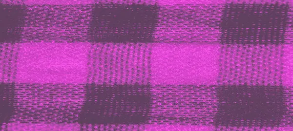 Örülmüş pembe ve siyah kareli kumaşın yakın plan görüntüsü, ince dokuya ve karmaşık detaylara odaklanıyor. Yumuşak kıvrımlar kumaşta derinlik ve hareket hissi yaratıyor..