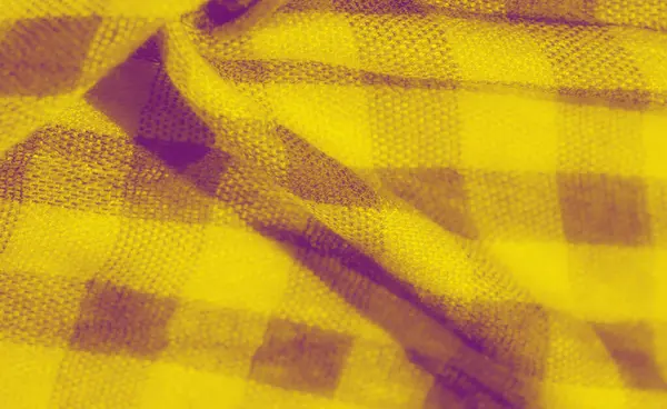 Kareli sarı kumaş, yumuşak kırışıklıklar ve dokuma dokusu. Kumaşın şablonu hem dinamik hem de inceliklidir. Işığı eşsiz bir şekilde yakalar ve yapısını vurgular..