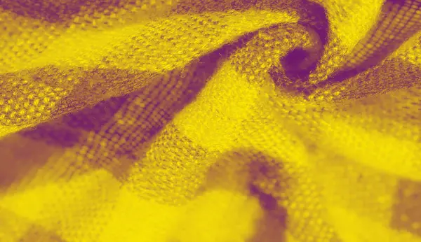 Belirgin dokuma deseni ve ince kareli desenli sarı kumaş bulanıklığı yumuşak tekstil yüzeyindeki karmaşık kıvrımların ve ışık yansımalarının yakın çekim görüntüsünü sunuyor..