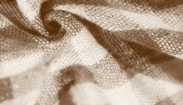 Yumuşak kıvrımlı, kahverengi damalı kumaş bulanıklığı. Nazik ışık ve gölge doğal estetiği güçlendirir. Yumuşak, davetkar bir tekstil tasarımı yaratır..