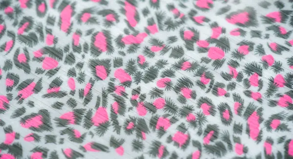 Yumuşak, dalgalı kumaşı bulanık parlak pembe ve koyu aksanlı ince gri arka planda. Karmaşık desenler ruhani bir görünüm yaratıyor, moda ve iç tasarım için mükemmel.