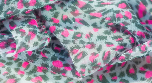 Yarı katıksız bir materyal üzerinde pembe ve koyu soyut desenli bulanık sanatsal kumaş. Hafif, havadar tekstil dokusu şık, dekoratif tarzını tamamlıyor..