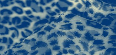 Görüntü - soyut, doğadan esinlenilmiş yumuşak kıvrımlı mavi bir kumaşın yakın çekimi. Hassas dokusu ve sanatsal tasarımı onu arkaplan ya da kumaş sergileri için ideal kılıyor.