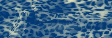 Görüntü - Botanik benzeri soyut desenlere sahip zarif bir mavi kumaş. Yumuşak kıvrımlar ve narin dokular, moda ya da sanatsal uygulamalar için mükemmel bir durgunluk hissi verir..