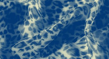 Görüntü - soyut bir hissi olan cesur, organik desenlere sahip görsel olarak çekici mavi bir kumaş. Nazik kıvrımlar derinlik hissi katarak çeşitli tasarım uygulamaları için uygun hale getiriyor..