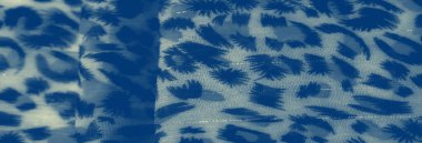 Koyu ve açık tonların karışımı ile katlanmış mavi kumaş bulanıklığı çiçek ve hayvan izlerini taklit eden dinamik bir desen oluşturuyor. Nazik kıvrımlar kompozisyona derinlik ekler..