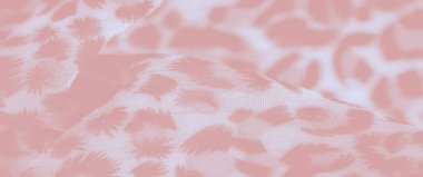 Bulanık efekt pembe kumaş üzerinde soyut bir etki yaratır. Yumuşak, çiçeklerden esinlenilmiş desenlerle süslenir. Işık katlanır ve doku görüntüye rüya gibi, romantik bir estetik ekler..