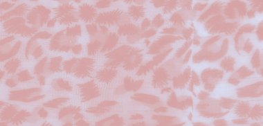 Görüntü, çiçek desenli pembe kumaşın kenarlarını yumuşatıyor. Katman ve ışık dokusu kumaşların ruhani kalitesini arttırarak soyut ve rüya gibi bir görünüm yaratıyor..