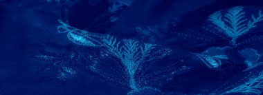 Görüntü. Dalgalı kıvrımlı canlı mavi kumaş, zarafeti ve derinliği arttıran pürüzsüz gölgeler, tekstil arka planları veya sanatsal uygulamalar için ideal.