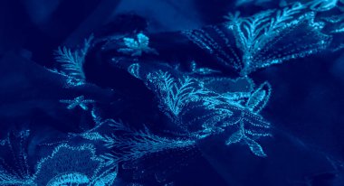 Zarif bir şekilde örtülmüş zengin mavi kumaştan oluşan bulanık, karmaşık kıvrımlar ve yumuşak, pürüzsüz bir doku yaratıyor. Gölgelerin ve gölgelerin etkileşimi derinlik katar. Lüks ve rahatlatıcı görünümünü arttırır.