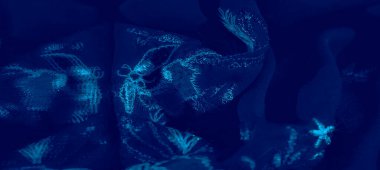 Görüntü. Yumuşak, dalgalı mavi bir kumaş, narin kıvrımlar ve yumuşak gölgeler, bir zarafet ve sükunet hissi uyandırır, arka plan veya soyut tasarım için idealdir..