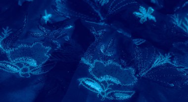 Görüntü. Yumuşak kıvrımlı ve gölgeli koyu mavi tekstil. Huzurlu, lüks bir ortam yaratıyor. Soyut arka planlar, tekstil desenleri ve zarif görseller için uygun..