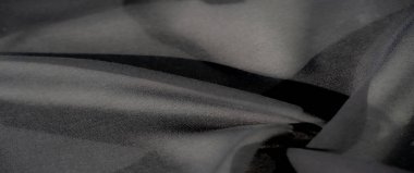 Bulanık, gösterişli siyah kumaş perdeler yumuşak kıvrımlar, yumuşak gölgeleri ve pürüzsüz bitirişi onu zarif bir zemin haline getiriyor. Kumaşlar az gösterilen dokular karmaşıklık hissi katıyor.,