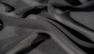 Akan kıvrımları ve ince gölgeleri olan Blur Rich siyah kumaşı dramatik ama zarif bir görünüm yaratır. Yumuşak yüzeyi ve derin tonları, arka plan ve moda görselleri için lüks bir seçenek haline getiriyor..