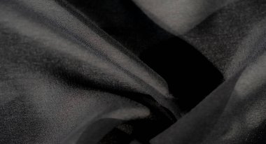 Bu siyah kumaşın koyu, yumuşak kıvrımları ışığı ve gölgeyi yakalıyor ve ona lüks ve sofistike bir cazibe veriyor. Sanatsal arka planlar veya üst düzey tasarım projeleri için ideal.