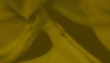 Nazik, katlanmış hardal sarısı bir kumaşın bulanıklığı. Yumuşak perdeler ve organik dokular modern tasarımlar için mükemmel, lüks ve şık bir görünüş yaratıyor.