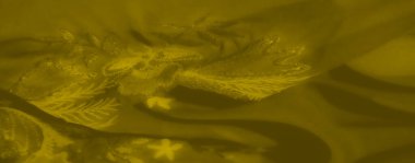 Yumuşak, karmaşık çiçek desenli sarı kumaş narin ve zarif bir tasarım yaratıyor. Bulanık etkisi, tekstilin zamansız cazibesini ve sofistike doğasını arttırır..