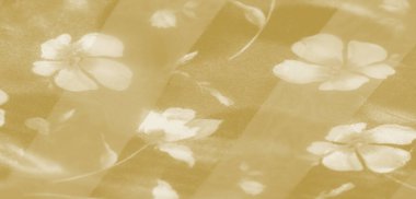 Görüntü, yumuşak ışık yansımalarıyla sarı kumaşın akış dokusunu yakalar. Yumuşak, yumuşak kıvrımlarla rahatlatıcı, sıcak bir görsel efekt yaratır..