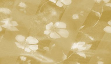 Bulanık Bu resim, yumuşak kıvrımlı ve ışık yansımalı sarı kumaşın detaylı bir yakın çekimini gösteriyor, zarif, sıcak bir görüntü yaratıyor, samimi, davetkar bir dokuyla..