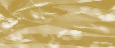 Hassas kıvrımlı açık sarı kumaş ve soluk çiçek desenleri. Yumuşak doku ve pürüzsüz görünüş, hafif ışık yansımalarıyla geliştirilmiş, sakin ve zarif bir zemin oluşturur..