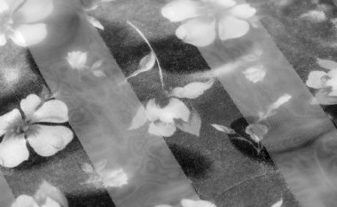 Alternatif ışık bulanıklığı ve gri tonda koyu renkli çiçek desenli kumaşlar, klasik bir dokunuşla yumuşak, zarif bir doku sunuyor. Narin çiçeklere incelikli ve ebedi bir cazibe katar..