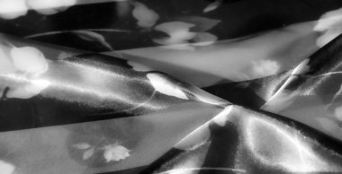 Bulanık, gri tonda çizgili çiçek kumaşı. Detaylı çiçek desenleri var. Klasik bir cazibe sağlıyor. Yaprakların ve yaprakların katmanları tasarıma incelikle derinlik ve doku ekler..