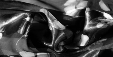 Yumuşak çiçek desenli gri tonlu kumaş. Şeffaf ve mat çizgiler sırayla, dağınık çiçekli katmanlı bir görünüm yaratarak narin, dokulu bir his yaratır.