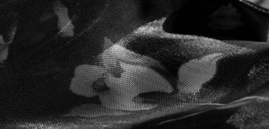 Gri tonda ince çiçek izleri içeren çizgili kumaş bulanıklığı. Narin taç yaprakları zarif ve minimalist tasarımlar için ideal yumuşak, uyumlu bir görünüm yaratır..