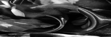 Görüntü, bu siyah ve beyaz çiçek kumaşı ince detaylandırılmış ve katmanlı dokularla dekorasyona ince, sanatsal bir dokunuş getiriyor, klasik zarafeti modern karmaşıklıkla harmanlıyor..