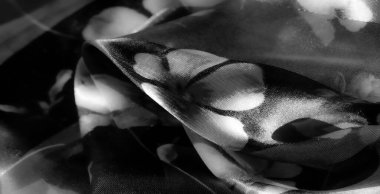 Hassas çiçek desenli gri pullu kumaş yumuşak, harmanlanmış dokular ve şeffaf katmanlar içerir. Alternatif çizgiler büyüleyici bir görsel cazibe için derinlik ve karşıtlığı artırır