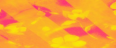 Soyut çiçek desenleriyle mor ve sarı kumaş bulanıklığı. Işık şeffaf maddenin üzerinde dans ederken ışıldayan, canlı bir doku yaratan yumuşak katmanlı kıvrımlar..