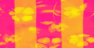 Yumuşak, şeffaf kumaşları nazik kıvrımlarla kaplayan parlak pembe ve sarı çiçek desenleri parlak ve soyut bir görsel doku oluşturur..