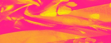 Yumuşak, üst üste binen katmanlı neon pembe ve sarı kumaş bulanıklığı, çiçek motifleriyle sıcak bir parıltı yakalıyor. Kumaşın yumuşak dokusu görsel olarak çekici bir bileşim oluşturuyor..