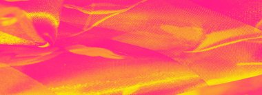 Yoğun sarı ve pembe kumaşlı, çiçek desenli, yüksek enerjili soyut bir arkaplan oluşturuyor. Kumaş, derinlik katlar, ona sıcak ve canlı bir his verir..