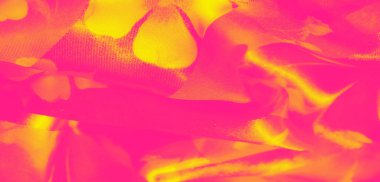 Canlı pembe ve sarı kumaşın bulanık renkleri dinamik renk dalgaları yaratıyor. Şeffaf katmanlar derinlik ekler, ince çiçek desenleri kumaştan ortaya çıkar..